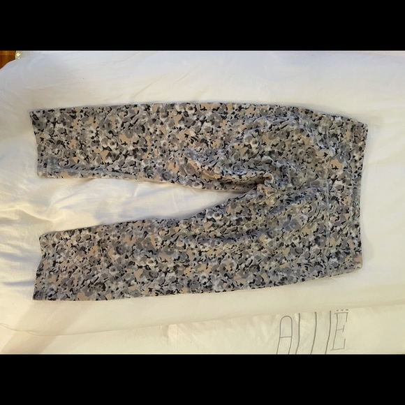 Lululemon floral leggings - Picture 2 of 3